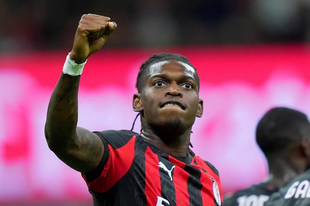 Rafael Leao del AC Milan celebra tras anotar el primer gol de su equipo en el encuentro de la Copa de Italia ante el Bari el domingo 17 de agosto del 2025. (Spada/LaPresse via AP)