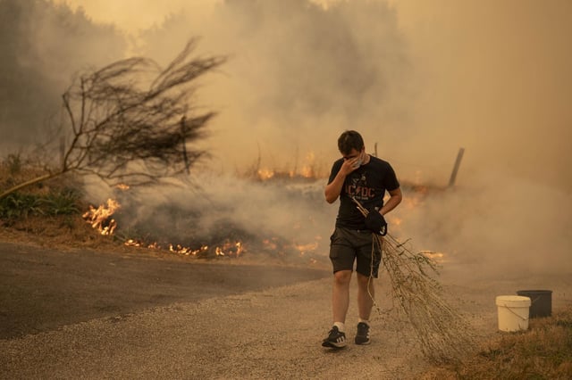 trabajan en labores de extinción del incendio forestal de Carballeda de Avia (Ourense) este domingo. La ola de incendios que afecta al noroeste de España no da tregua este domingo. Tras una semana de incendios que han causado tres muertos, miles de hectáreas quemadas y miles de desalojados por las llamas, el país se encuentra devastao. En la región de Galicia ardieron ya 50.000 hectáreas y en la de Castilla y León 3.500 personas permanecían fuera de sus hogares. EFE/ Brais Lorenzo