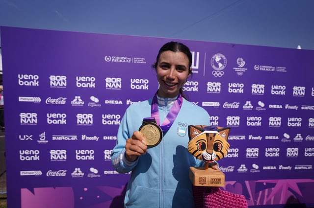 Julieta Benedetti conquistó la medalla de oro en ciclismo ruta femenina en los Juegos Panamericanos Junior en Asunción 2025. (@PrensaCOA)