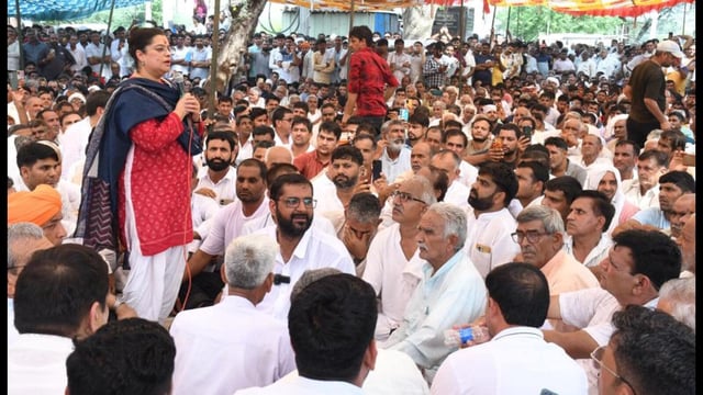 State irrigation minister Shruti Choudhry trying to pacify the protesters at Bhiwani’s Dhigawa village. (HT)