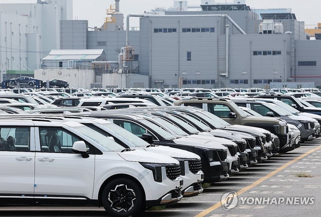 Cars are waiting to be exported at a port in Pyeongtaek, about 60 kilometers south of Seoul, in this Aug. 7, 2025, file photo. (Yonhap)