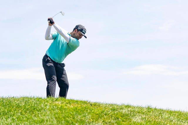 El colombiano Sebastián Muñoz, de Torque GC, golpea desde el sexto fairway durante la ronda final del torneo de golf LIV Golf Indianapolis en The Club at Chatham Hills, el domingo 17 de agosto de 2025, en Westfield, Indiana. (Scott Taetsch/LIV Golf via AP)