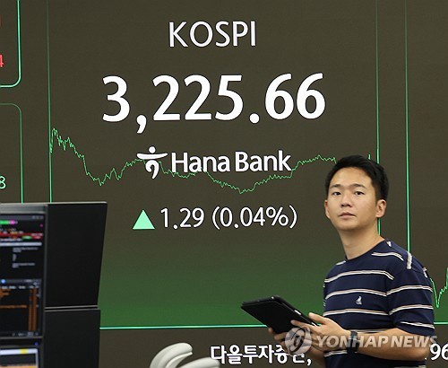 This photo, taken Aug. 14, 2025, shows a dealing room at Hana Bank in downtown Seoul. (Yonhap)