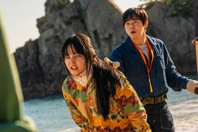 This still, provided by NEW, shows Soo-ah (Choi Yu-ri) and her zookeeper father, Jung-hwan, portrayed by Jo Jung-suk. (PHOTO NOT FOR SALE) (Yonhap)