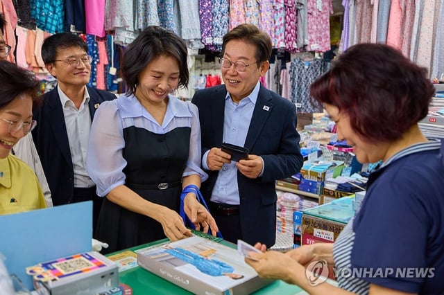 This photo shows a social media post by President Lee Jae Myung (2nd from R) on Aug. 17, 2025, as he visits a shop at a traditional market in Seoul's Eunpyeong Ward. (PHOTO NOT FOR SALE) (Yonhap)
