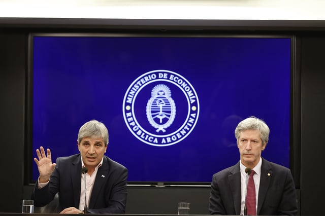 Luis Caputo, ministro de Economía, y Santiago Bausili, presidente del Banco Central. Su objetivo: retirar pesos del mercado para evitar que se vayan al dólar