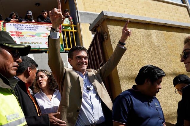 El candidato presidencial Rodrigo Paz saluda luego de acompañar a su hija Catalina a votar en las elecciones presidenciales en La Paz, Bolivia, el domingo 17 de agosto de 2025. (AP Foto/Freddy Barragan)