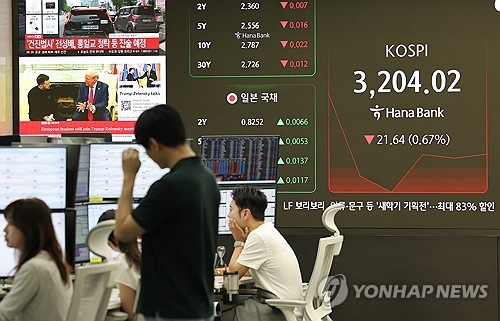 Officials work at a dealing room of Hana Bank in Seoul on Aug. 18, 2025. (Yonhap)