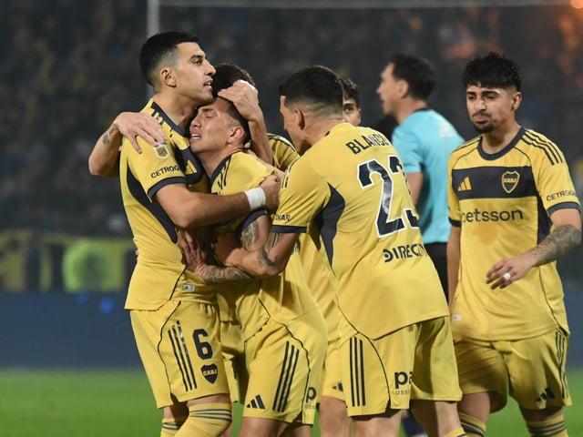 Velasco, entre lágrimas, abrazado por Battaglia en el triunfo de Boca ante Independiente Rivadavia. Foto Ramiro Gómez - CLARIN