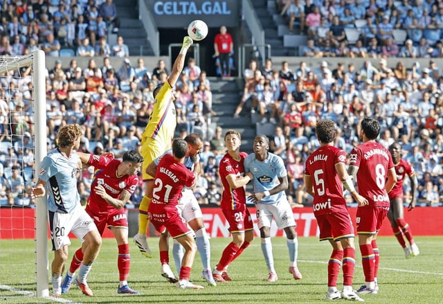 Soria despeja el balón
durante el partido de ayer. 
|  Marta G.Brea
