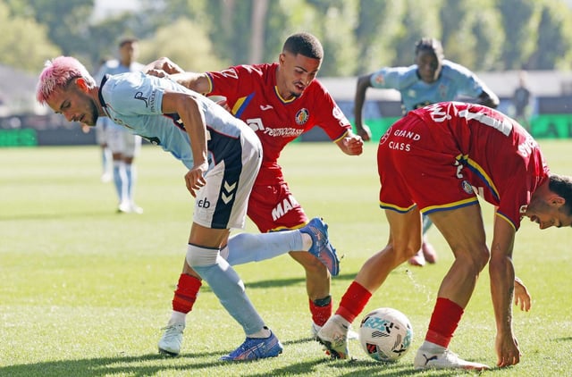 Mingueza pugna
por el balón con
dos jugadores
del Getafe. 
|  Marta G. Brea