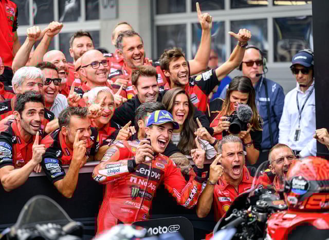 Marc Márquez celebra con su equipo la victoria en el circuito de Spielberg, en Austria. |  Max Slovencik