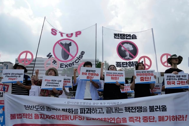Manifestantes surcoreanos celebran una marcha en contra de las maniobras militares conjuntas Escudo de Libertad Ulchi entre Estados Unidos y Corea del Sur, ante la oficina presidencial en Seúl, Corea del Sur, el lunes 18 de agosto de 2025. Las pancartas dicen &#34;Detengan el ejercicio militar entre Estados Unidos y Corea el Sur&#34;. (AP Foto/Ahn Young-joon)