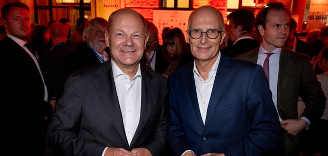 Olaf Scholz - zu diesem Zeitpunkt noch Bundeskanzler - und Hamburgs Bürgermeister Peter Tschentscher beim Jahresfest „Hamburg in Berlin“ im vergangenen September
