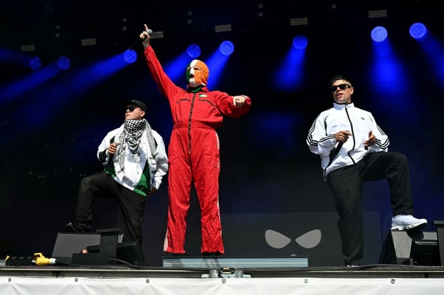 Le trio punk rap nord-irlandais Kneecap au festival de Glastonbury, le 28 juin 2025 à Pilton, dans le sud-ouest de l'Angleterre
