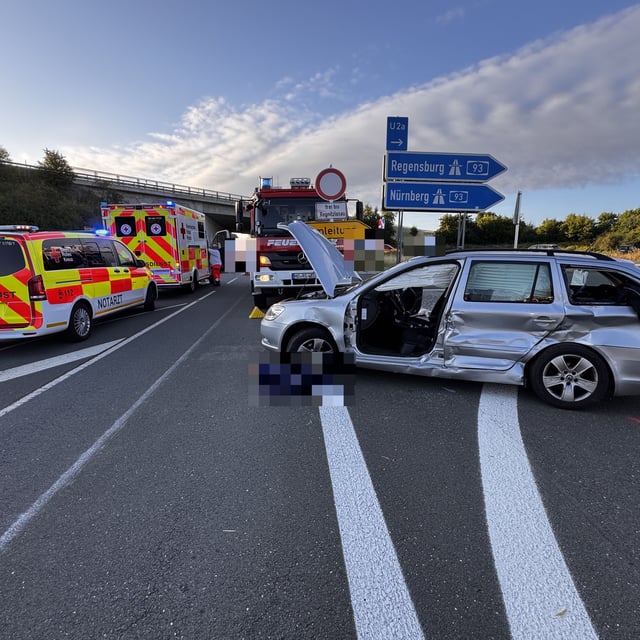 Riskantes Wendemanöver vor Autobahnauffahrt: Autofahrer bei Crash schwerverletzt