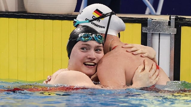 Nina Holt (l) und Lena Oppermann (r.) bei Holts Sieg in der Lebensrettungsdisziplin