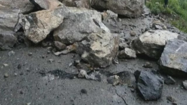 Shooting stones block Jammu-Srinagar National Highway