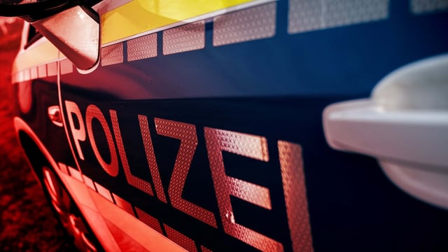 Notlandung in Egelsbach: Flugzeug kommt unversehrt auf Feld zum Stehen.