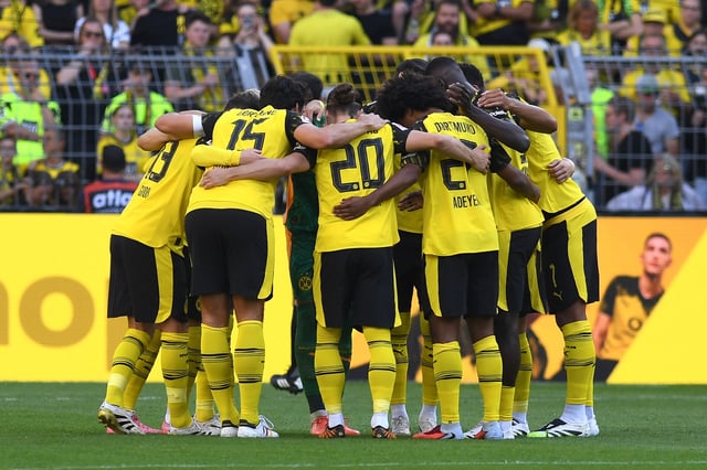 Die Spieler von Borussia Dortmund werden sich vor dem Anpfiff gegen Rot-Weiss Essen zur Schweigeminute formieren.