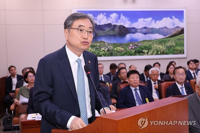 Foreign Minister Cho Hyun delivers remarks during a National Assembly session of the foreign affairs and unification committee at the National Assembly building in western Seoul on Aug. 18, 2025. (Yonhap)