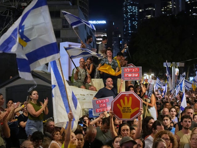 17.08.2025, Israel, Tel Aviv: Demonstranten versammeln sich während einer Demonstration, bei der die sofortige Freilassung der von der Hamas festgehaltenen Geiseln gefordert wird und die israelische Regierung aufgefordert wird, ihre Entscheidung zur Übernahme von Gaza-Stadt und anderen Gebieten im Gazastreifen rückgängig zu machen.