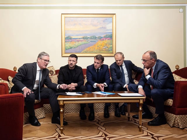 Auf diesem Foto telefonieren Keir Starmer (l-r), Premierminister des Vereinigten Königreichs, Wolodymyr Selenskyj, Präsident der Ukraine, der französische Präsident Emmanuel Macron, Donald Tusk, Ministerpräsident von Polen, und Bundeskanzler Friedrich Merz (CDU) über ein Smartphone (auf dem Tisch) mit US-Präsident Donald Trump.