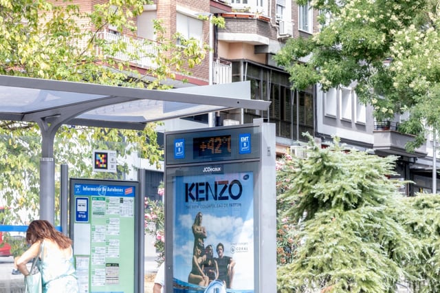 El termómetro de una marquesina marca 42 grados.