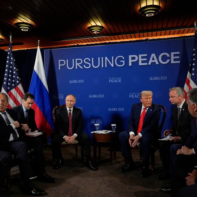 Kremlchef Wladimir Putin und seine Delegation (l) und US-Präsident Donald Trump (r)