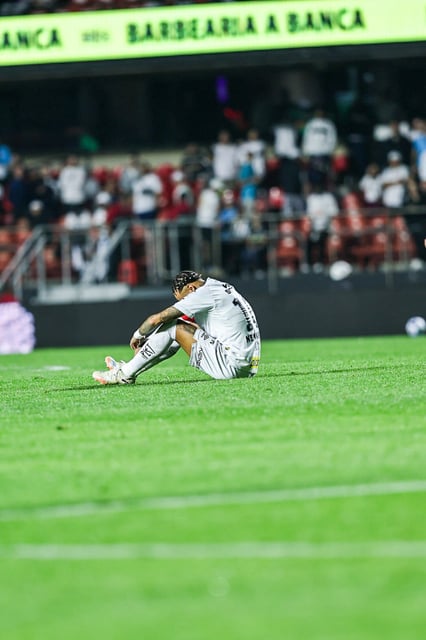 Neymar liegt am Boden und vergießt Tränen.