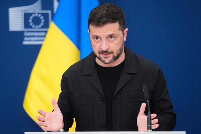 El presidente de Ucrania, Volodymyr Zelenskyy, habla durante una conferencia de prensa en la sede de la UE en Bruselas, Bélgica, el domingo 17 de agosto de 2025. (AP Foto)