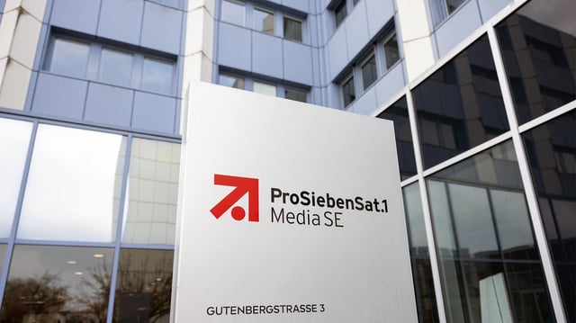 Logo vor Gebäude von ProSiebenSat.1 Media SE in Unterfoehring.