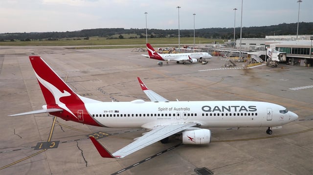 Zwei Maschinen der australischen Fluggesellschaft Qantas am Flughafen Melbourne.