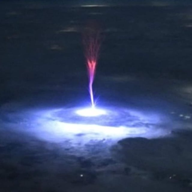 Die spektakulären Blitze werden durch Gewitter ausgelöst und können von der ISS aus beobachtet werden (Screenshot).