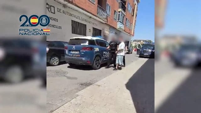 El entramado criminal extorsionaba a parte de sus clientes exigiéndoles pagos de hasta 3.000 euros por no revelar la demanda de los servicios sexuales que ofrecían mujeres que eran explotadas en un piso de Alicante