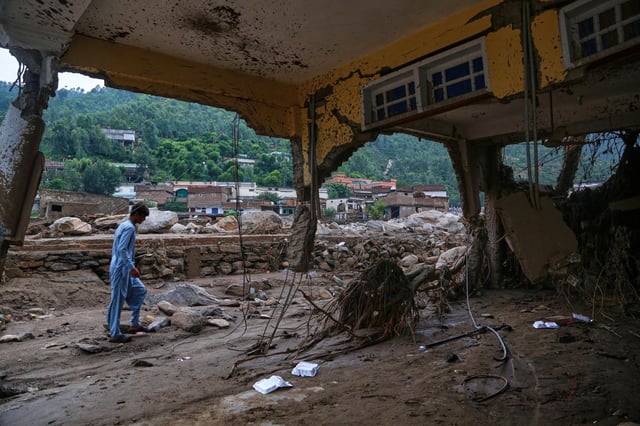 Un vecino mira una casa dañada tras las inundaciones del viernes en un vecindario de Pir Baba, una zona del distrito de Buner, en el noroeste de Pakistán, el domingo 17 de agosto de 2025. (AP Foto/Muhammad Sajjad)