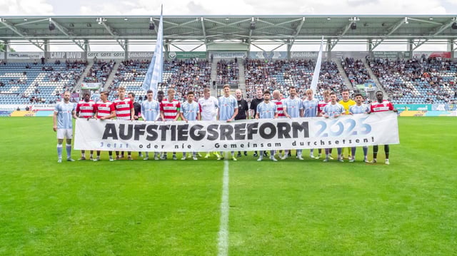 Die Mannschaften vom Chemnitzer FC und Greifswalder FC fordern vor dem Spiel eine Aufstiegsreform