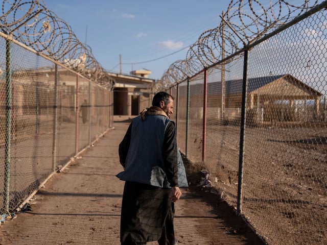 24.11.2021, Afghanistan, Herat: Ein afghanischer Mann geht am afghanisch-iranischen Grenzübergang Islam Qala entlang.