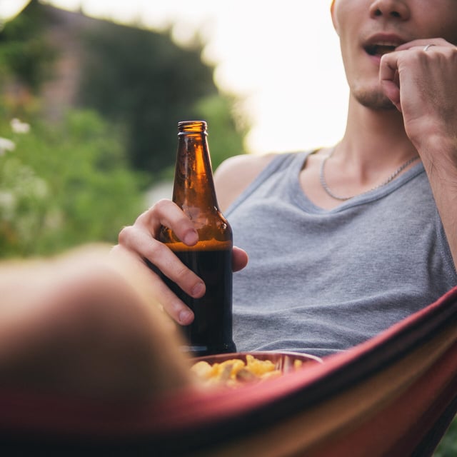 Im Münchner Univiertel sind Kioske nach 22.00 Uhr durch gesetzliche Regelungen gezwungen, den Verkauf von Bier und Chips einzustellen, was zu Umsatzeinbußen und Diskussionen über Lebensqualität führt.