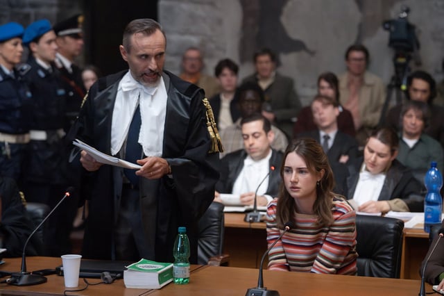 Vor Gericht: Amanda Knox (Grace Van Patten)