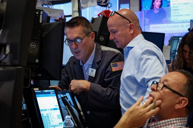 Traders work on the floor at the New York Stock Exchange (NYSE) in New York City, U.S., August 14, 2025.  REUTERS/Brendan McDermid/File Photo
