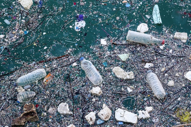 Plastikmüll richtet in den Weltmeeren und darüber hinaus enorme Schäden an. © tolgart/ iStock