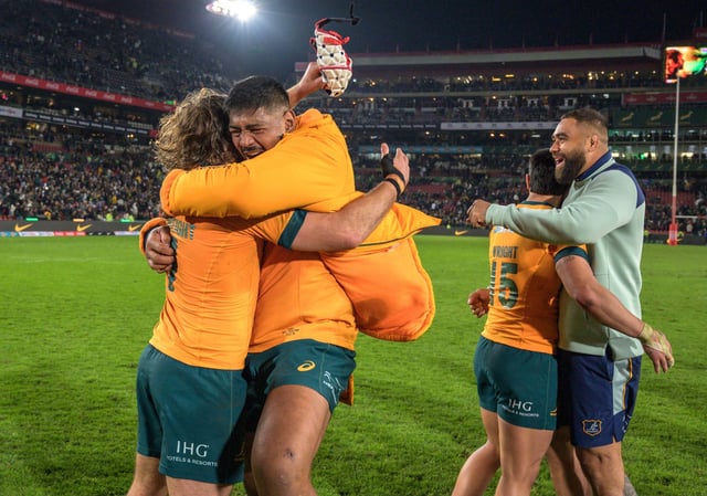 3CEH9W7 Ellis Park Johannesburg Saturday 16th August 2025. Team Australia celebrating after winning the match during The Rugby Championship match between South Africa (springboks) and Australia. At Ellis Park Johannesburg Saturday 16th August 2025. Mandatory credit Christiaan Kotze (Steve Haag Sports) Credit: STEVE HAAG/Alamy Live News