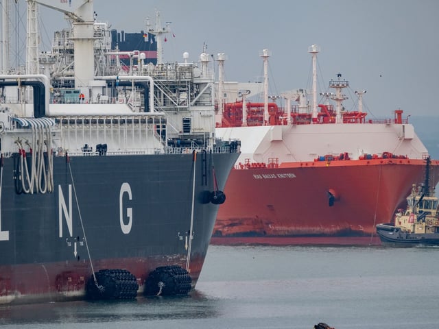 23.05.2024, Mecklenburg-Vorpommern, Sassnitz-Mukran: Von Schleppern begleitet transportiert der LNG Tanker „Rias Baixas Knutsen“ (r) eine Ladung LNG zum Energie-Terminal „Deutsche Ostsee“. (Archivbild)