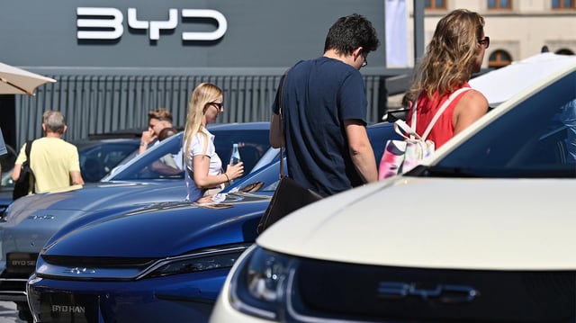 Interessentinnen zwischen BYD-Neuwagen in München.
