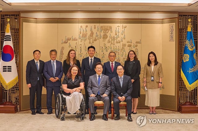 President Lee Jae Myung (C, front) and two U.S. senators -- Tammy Duckworth (L, front) and Andy Kim (R, front) -- pose for a photo during their meeting at the presidential office in Seoul on Aug. 18, 2025, in this photo provided by Lee's office. (PHOTO NOT FOR SALE) (Yonhap)