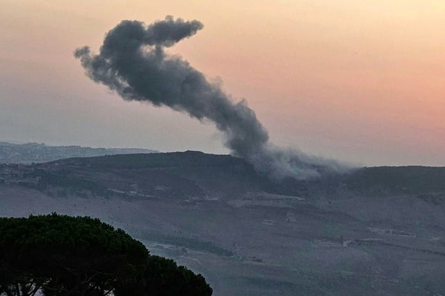 De la fumée s'élève du site d'une frappe aérienne israélienne visant la périphérie du village de Kfartibnit, le 15 août 2025 au Liban
