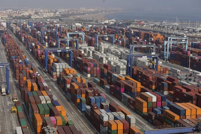 Contenedores en el puerto de València