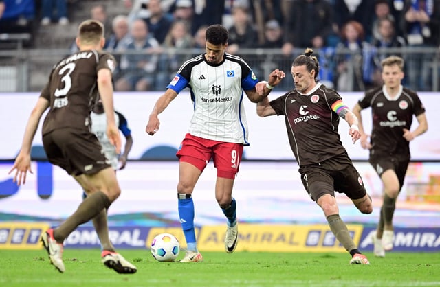 Derby-Time: Robert Glatzel vom HSV und St. Paulis Jackson Irvine im Duell