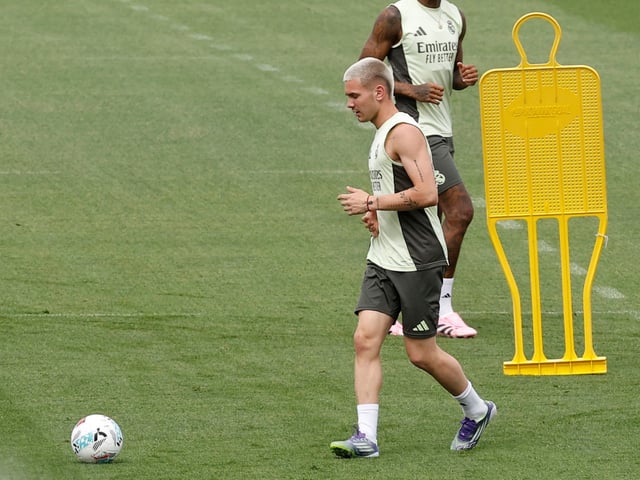 Franco Mastantuono, en el último entrenamiento del Real Madrid antes del debut en la Liga de España contra Osasuna. Foto: EFE/Chema Moya